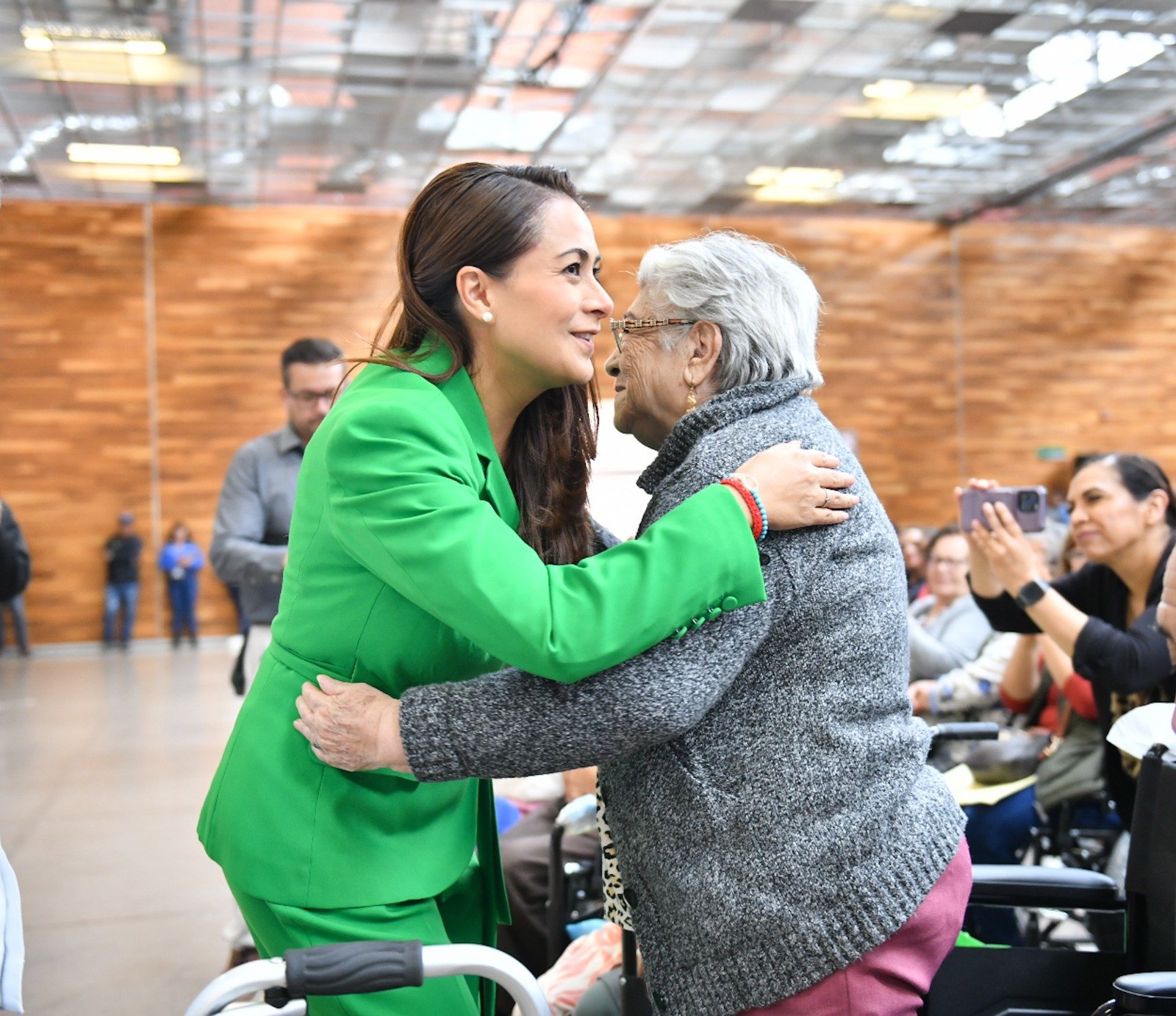 TERE JIMÉNEZ ENTREGA APOYOS DE LA BENEFICENCIA PÚBLICA PARA MEJORAR LA CALIDAD DE VIDA DE MÁS DE MIL PERSONAS b0936cfa 082b 4e82 932b f304c3d107c5