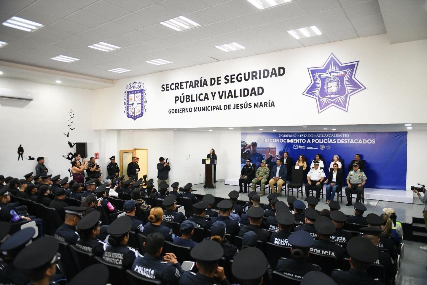 TERE JIMÉNEZ RECONOCE A POLICÍAS QUE HAN DESTACADO POR SU COMPROMISO CON LA SEGURIDAD c36e406e bc45 42be 9e9b 97f8f9fd3aa2